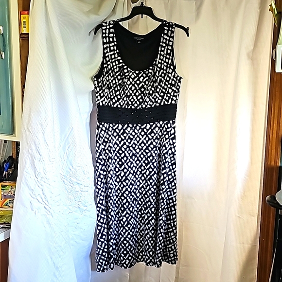 Black & white dress with beaded waist - Picture 1 of 8